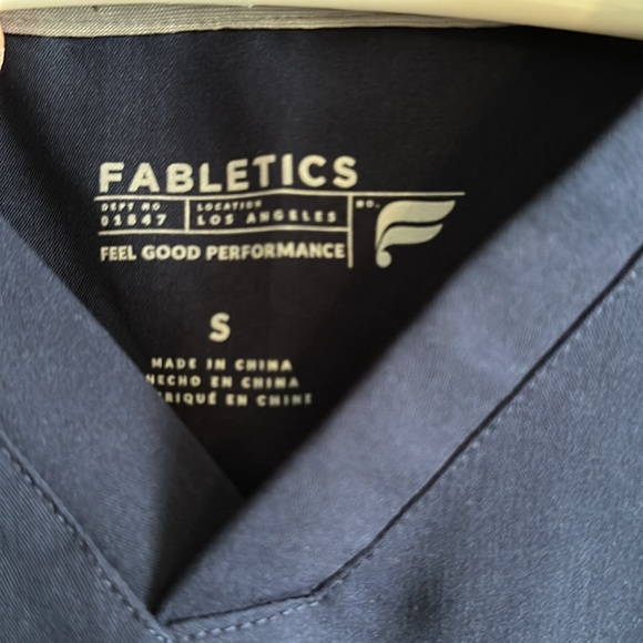 Men’s Fabletics Small Navy Blue Scrub Top. NWOT - Picture 2 of 3